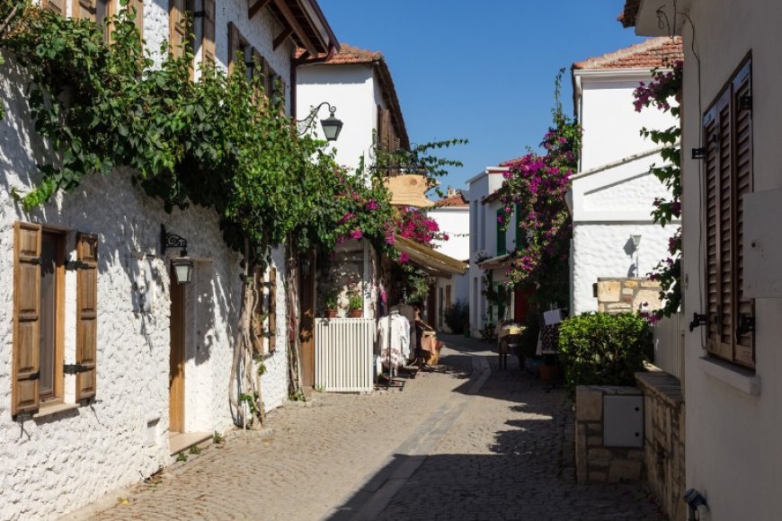 Ege’nin Huzur Dolu Kasabaları: Taş Evler ve Çiçekli Sokaklar