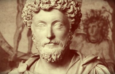 Bir adamın kendi başına dik durması gerekir, dik tutulması değil