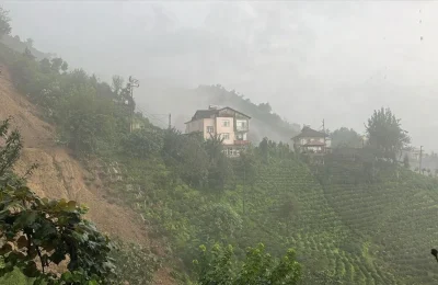 Rize’de sağanak hayatı zorluyor